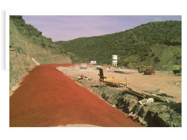 :: Obra de aplicación de revestimiento en obra de canalizacón del arroyo regajo en La Rioja con pintura epoxi de polixiloxano.